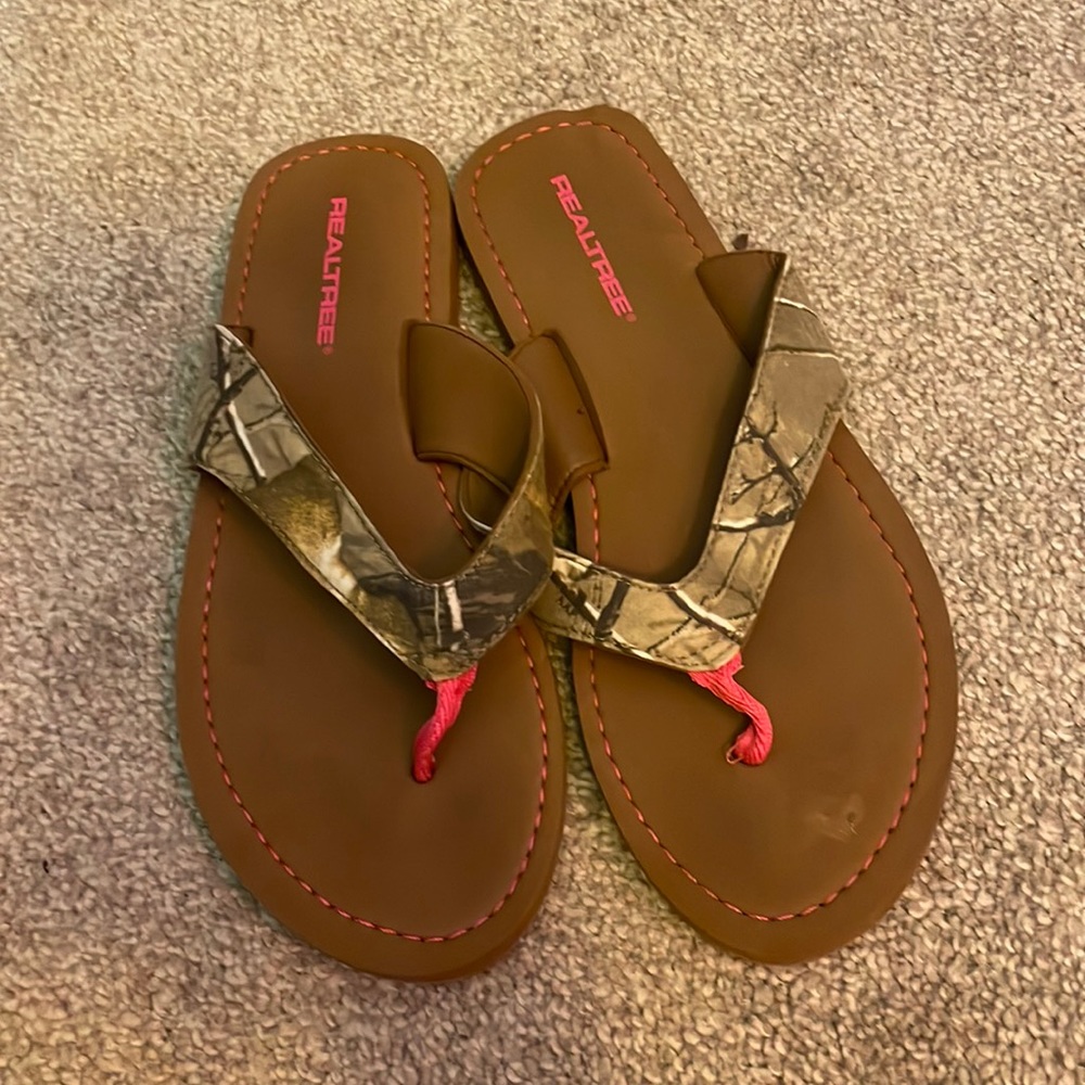 Women’s flip flops size 7